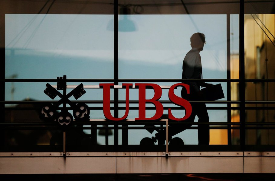 Juízes franceses emitiram mandados de prisão para três ex-executivos do bancos suíço UBS UBSG.VX relativos à investigação sobre se o banco ajudou sonegadores de impostos, disse uma fonte judicial à Reuters nesta terça-feira (17); não ficou claro se os executivos trabalharam na França ou em outro lugar para o banco baseado em Zurique; a França tem investigado o UBS desde julho sob suspeita de ajudar clientes ricos a deixarem de pagar impostos de 2004 a 2012