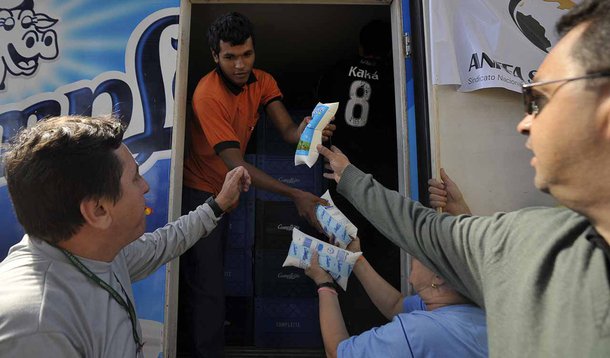 A categoria se reuniu hoje (29) na Esplanada dos Ministérios e distribuíu 4 ton. de frango às pessoas que passavam pelo local; uma das principais reivindicações dos fiscais federais agropecuários é a nomeação de técnicos do Ministério da Agricultura para os cargos de atividades fins como a Secretaria de Defesa Agropecuária; a greve ocorre em todo o país