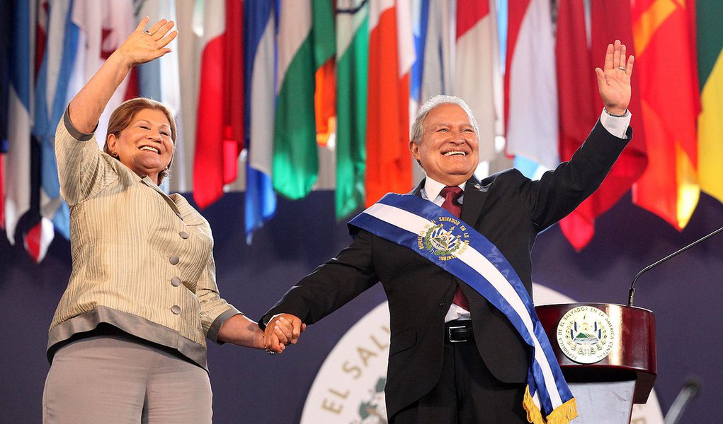 Salvador Sánchez Cerén, ex-líder guerrilheiro da FMLN, foi eleito com 50,11% dos votos: “Exercerei a presidência com honra, austeridade, eficiência e transparência. Depois de longos anos de luta pela justiça de meu país, recebo com muito respeito a faixa presidencial, com o compromisso de exercer a presidência para todos os salvadorenhos”
 