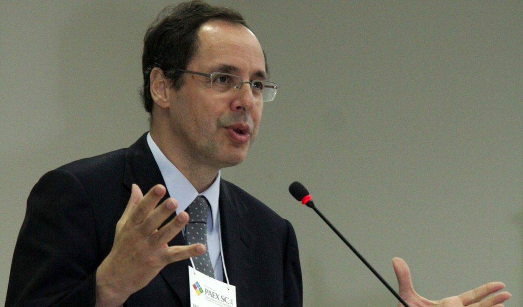 Economista Eduardo Giannetti admite “pitada de exagero na oscilação do ânimo coletivo”, mas afirma que, “para além da piora do quadro econômico, o Brasil encontra-se às voltas com uma crise de confiança em seu futuro e uma onda generalizada de descrença na política como forma de enfrentamento e superação das dificuldades”; segundo ele a saída está nas urnas 