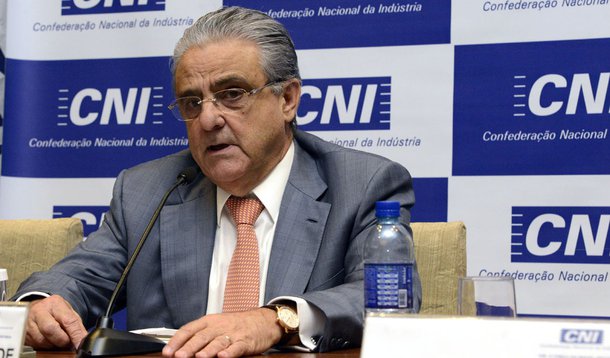 Presidente da Confederação Nacional da Industria, Robson Andrade, afirma ser contrário à possibilidade de impeachment da presidente Dilma Rousseff, mas ressalta que o governo está em um "caminho errado" em relação ao ajuste fiscal: “As instituições têm de ser respeitadas. Foi eleita, tem de respeitar e ajudar a construir o país dentro do sistema político que temos, com a liderança que escolhemos”, diz; segundo ele, se a economia melhorar e o país voltar a crescer, a impopularidade deve mudar completamente 