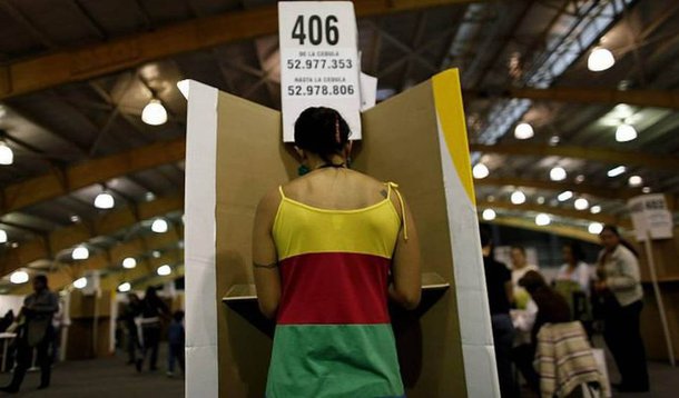 Durante boa parte da campanha às eleições colombianas, cujo primeiro turno será realizado no próximo domingo, quem liderou as pesquisas foi um candidato um pouco mais abstrato e disforme: o voto em branco; legislação do país prevê que pleito seja anulado se voto em branco superar 50%, mas hipótese é difícil