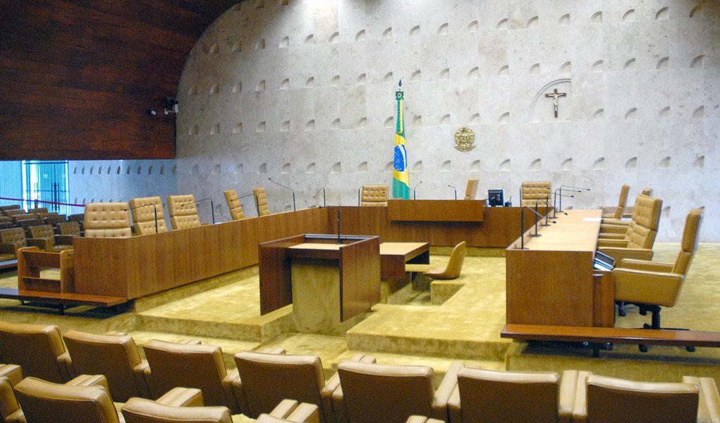 Em meio a críticas pela demora em preencher vaga aberta por aposentadoria de Joaquim Barbosa há mais de seis meses, presidente Dilma Rousseff estaria avaliando lista de indicados; operadores de direito consideram que o Corte, desfalcada, tem prejudicado o seu desempenho, com reflexos em toda a cadeia do Judiciário; apostas são de que o novo nome sai até o dia 20; Associação dos Juízes Federais (Ajufe) encaminhou ao Planalto uma lista tríplice da qual fazem parte os desembargadores federais Leandro Paulsen e Fausto De Sanctis e o juiz Sérgio Moro