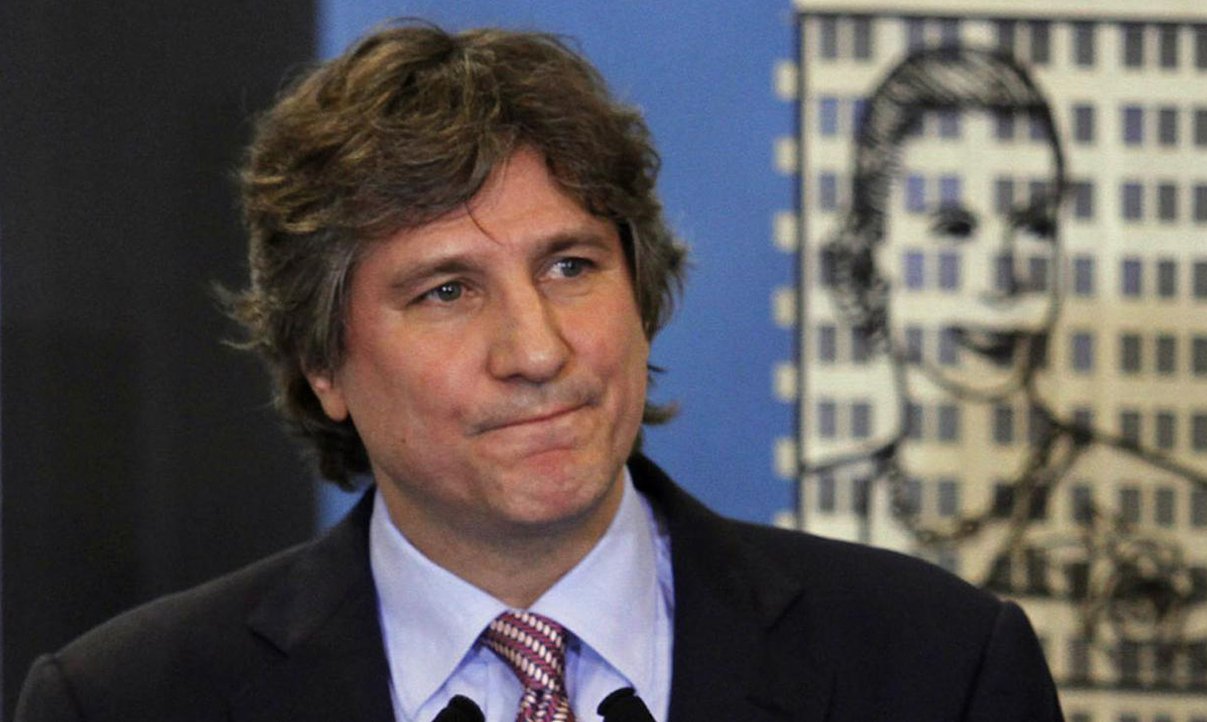 Políticos da oposição argentina pediram hoje o afastamento do vice-presidente Amado Boudou, depois que a Justiça decidiu processá-lo por envolvimento num escândalo de corrupção; "Se ele não for afastado, vamos pedir que seja submetido a um julgamento político no Congresso", anunciou na sexta-feira (27) o deputado Júlio Cobos, do partido União Cívica Radical (UCR), que foi vice-presidente de Cristina Kirchner no primeiro mandato