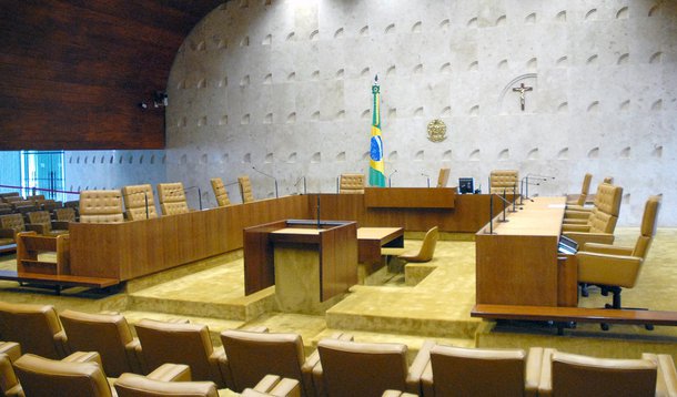 Em meio a críticas pela demora em preencher vaga aberta por aposentadoria de Joaquim Barbosa há mais de seis meses, presidente Dilma Rousseff estaria avaliando lista de indicados; operadores de direito consideram que o Corte, desfalcada, tem prejudicado o seu desempenho, com reflexos em toda a cadeia do Judiciário; apostas são de que o novo nome sai até o dia 20; Associação dos Juízes Federais (Ajufe) encaminhou ao Planalto uma lista tríplice da qual fazem parte os desembargadores federais Leandro Paulsen e Fausto De Sanctis e o juiz Sérgio Moro