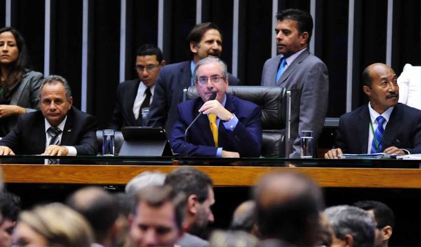 Após os tumultos que marcaram a reunião desta quarta (10) da comissão especial que analisa a proposta de redução da maioridade penal de 18 para 16 anos, o presidente da Câmara, deputado Eduardo Cunha (PMDB-RJ), adiantou que as votações do tema na comissão e no plenário serão reservadas a deputados e à imprensa, sem a presença de populares; “A partir de hoje, todas as reuniões da maioridade serão restritas a parlamentares. Não terá mais plateia, visto que é um grupo organizado que está querendo impedir os parlamentares de exercerem o direito do debate. É uma bagunça que a gente não pode permitir”, informou Cunha; a votação do parecer do relator da proposta está marcada para a próxima quarta (17)
 