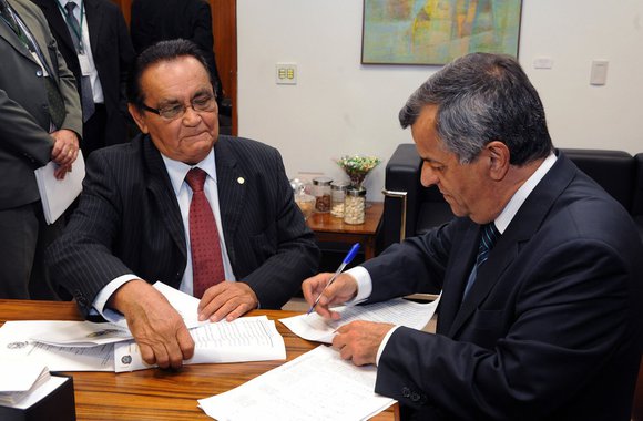 Carta de renúncia do deputado do PMDB foi entregue à Secretaria-Geral da Mesa Diretora nesta tarde; com a renúncia, a Mesa deverá cancelar a reunião que havia marcado para decidir se abria processo de cassação contra o parlamentar; decisão, segundo ele, foi "para evitar constrangimentos à Câmara e aos colegas parlamentares"; Asdrubal foi condenado pelo STF por ter oferecido cirurgias de esterilização a mulheres em troca de votos