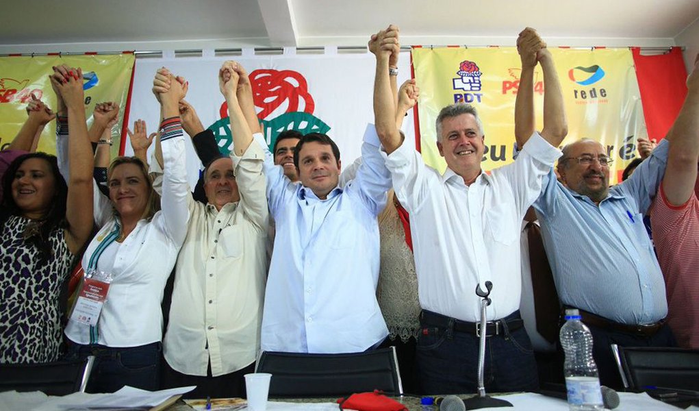 O deputado federal Reguffe (PDT) foi o primeiro senador a ser eleito nas eleições do 2014 e, aos 42 anos, tornou-se o mais jovem integrante do Senado pelo Distrito Federal; com 826.576 votos, 57,61% dos eleitores, o candidato do PDT obteve, inclusive, mais votos que o primeiro colocado na disputa pelo governo do Distrito Federal, Rodrigo Rollemberg, escolhido por pouco mais de 692 mil eleitores; Magela (PT) e Gim Argello ficaram para trás, tecnicamente empatados, com 18,92% e 18,8% respectivamente; Sandra Quezado (PSDB) fez 2,84%, Aldemario (PSOL), 1,46%, Robson (PSTU), 0,25%, Expedito Mendonça (PCO), 0,08% e Jamil Magari (PCB), 0,07%