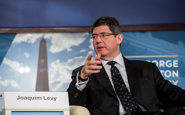 O ministro da Fazenda, Joaquim Levy afirmou em entrevista a jornalistas neste sábado (18) que, depois de participar dos encontros do Fundo Monetário Internacional (FMI), a percepção sobre o Brasil está mudando; "Há a percepção de que o Brasil está tomando ações. As pessoas veem que há um envolvimento de todas as esferas da sociedade, a presidente atuando, o Congresso", disse Levy em entrevista na Embaixada do Brasil, em Washington; o ministro disse ainda ter expectativa de ter, "muito brevemente", a página do balanço da Petrobras virada; ele anunciou que o Brasil deve lançar um novo programa de concessões de infraestrutura até maio