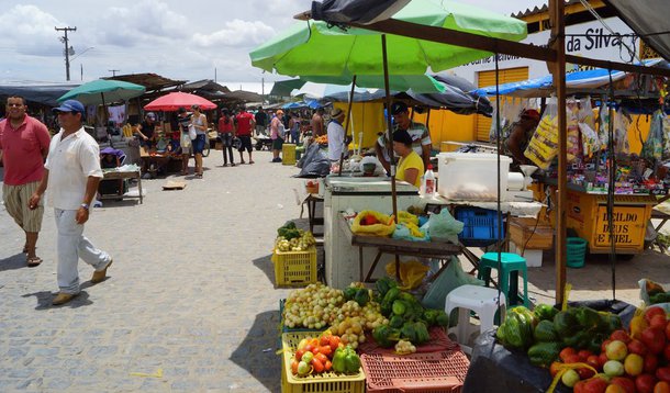 As ações de conscientização do programa "Lixo Zero", da Comlurb, sobre a importância de não sujar as ruas, praias, praças e demais áreas públicas chegou às feiras livres da cidade; num primeiro momento, a operação tem o objetivo de distribuir folhetos explicando aos feirantes e consumidores como manter a cidade limpa; a próxima etapa, prevista para 4 de novembro, os comerciantes já poderão ser punidos e receberão multas que variam de R$ 170 a R$ 3.400, dependendo da infração