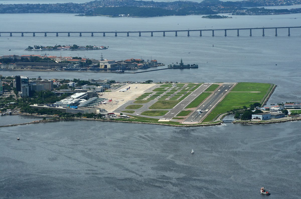 O combustível vazou de um caminhão que fazia a limpeza da pista; as operações de pousos e decolagens no terminal estão sendo feitas pela pista auxiliar, paralela a principal