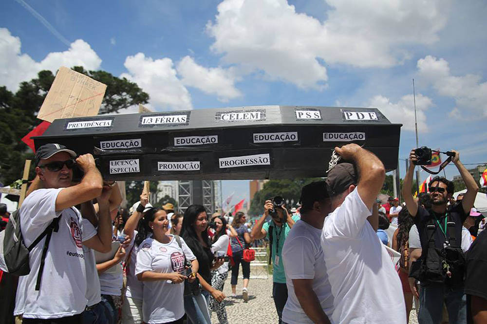 Curitiba- PR- Brasil- 25/02/2015- Cerca de 50 mil pessoas participam de protestos em favor dos professores da rede pública estadual de ensino do Paraná. Foto: Joka Madruga/ APP