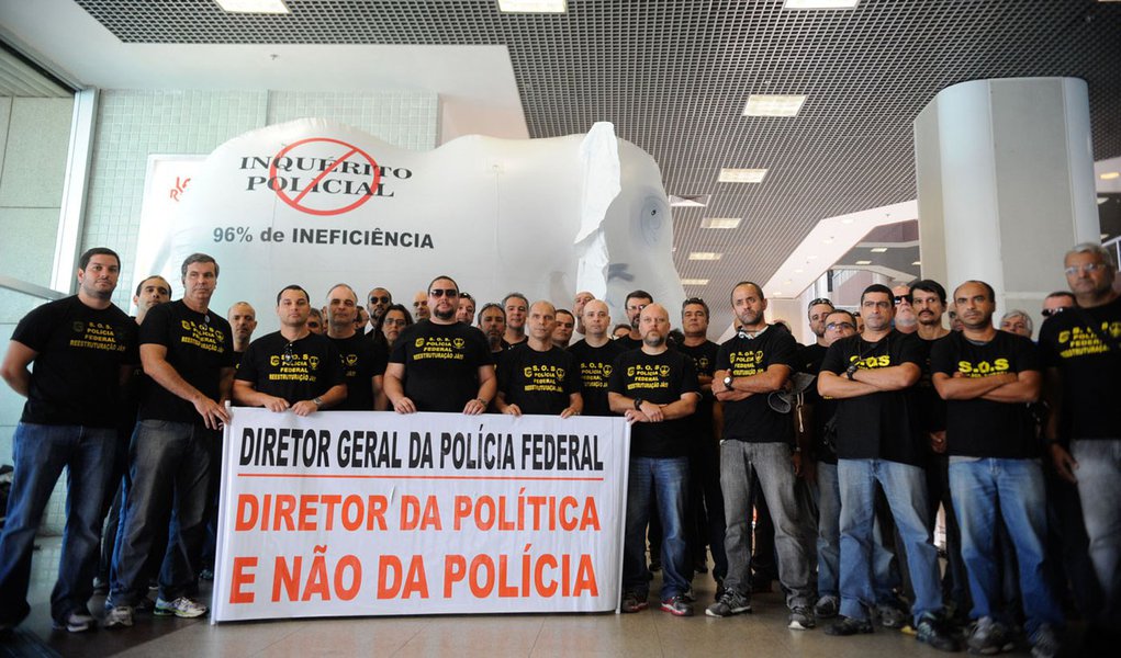 Agentes, escrivães e papiloscopistas da Polícia Federal fizeram mais um ato de protesto por aumento salarial e melhores condições de trabalho; desde o início de fevereiro, os policiais têm promovido paralisações pontuais com o objetivo de fazer com que o governo federal negocie com a categoria