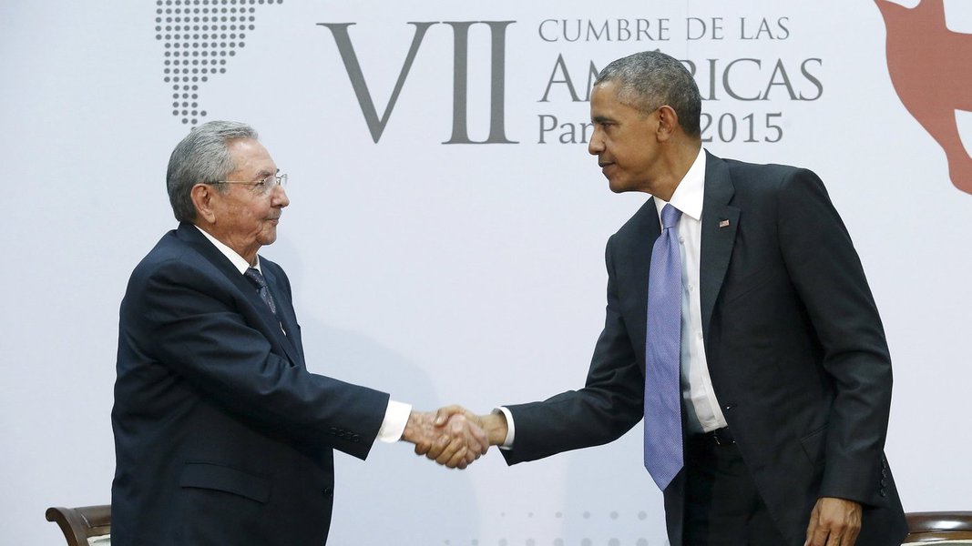Os Estados Unidos retiraram formalmente Cuba de sua lista de Estados que financiam e apoiam o terrorismo, informou o Departamento de Estado americano nesta sexta-feira; a retirada elimina um obstáculo na volta das relações diplomáticas entre os países; "Embora os Estados Unidos tenham significativas preocupações e discordâncias em relação a um amplo leque de políticas e ações de Cuba, elas não incorrem nos critérios relevantes para a rescisão da designação de um Estado patrocinador de terrorismo", afirmou o porta-voz da chancelaria americana, Jeff Rathke, em nota oficial