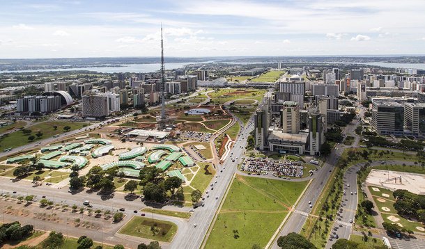 "A privatização ilegal de áreas públicas é uma característica marcante de Brasília. Acontece desde antes da inauguração, cresceu ainda no tempo dos governos militares e ganhou dimensões absurdas quando a cidade passou a ter governadores eleitos e deputados distritais", escreve Hélio Doyle, em novo artigo; segundo o jornalista, "até a Advocacia Geral da União e o Congresso protegem os que ocupam ilegalmente as margens do Lago Paranoá"