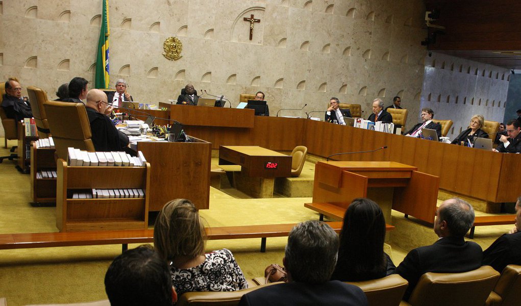 Vinicius Samarane, ex-diretor do Banco Rural; Ramon Hollerbach, ex-sócio de Marcos Valério; Rogério Tolentino, ex-advogado de Valério e José Roberto Salgado, ex-presidente do Banco Rural, recorreram ao plenário da corte para que os demais ministros revogassem a decisão do presidente do STF, Joaquim Barbosa, que negou individualmente o direito de cada um aos embargos infringentes