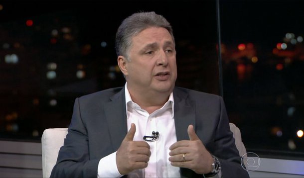 "Quero deixar bem claro aqui que eu nunca fui preso, como divulgou a Globo", disse o candidato ao governo do Rio pelo PR, ao falar sobre o caso do ex-chefe de polícia civil de seu governo, Álvaro Lins, condenado por formação de quadrilha; Anthony Garotinho disse que o caso já está "esclarecido"; candidato falou ainda sobre os novos corredores de metrô que pretende criar se for eleitor e lembrou aos eleitores ter sido "o homem do restaurante popular, do cheque cidadão e do café da manhã na estação de trem"