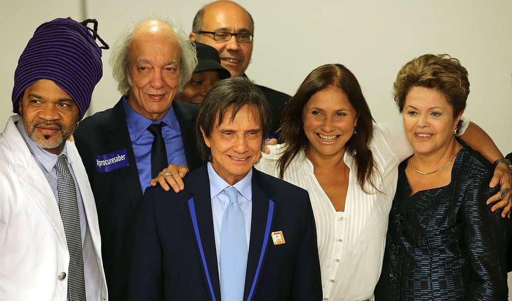 Entre as mudanças, em relação ao que ocorre atualmente, está a fiscalização da entidade por um órgão específico. Além disso, a taxa administrativa de 25% cobrada atualmente será reduzida gradativamente, garantindo que autores e demais titulares de direito recebam 85% de tudo o que for arrecadado pelo uso das obras artísticas. Matéria recebeu apoio de diversos artistas, como Roberto Carlos, que estiveram no Congresso no mês passado para acompanhar a votação do projeto de lei no Senado