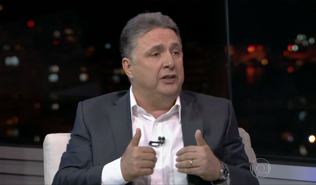 "Quero deixar bem claro aqui que eu nunca fui preso, como divulgou a Globo", disse o candidato ao governo do Rio pelo PR, ao falar sobre o caso do ex-chefe de polícia civil de seu governo, Álvaro Lins, condenado por formação de quadrilha; Anthony Garotinho disse que o caso já está "esclarecido"; candidato falou ainda sobre os novos corredores de metrô que pretende criar se for eleitor e lembrou aos eleitores ter sido "o homem do restaurante popular, do cheque cidadão e do café da manhã na estação de trem"