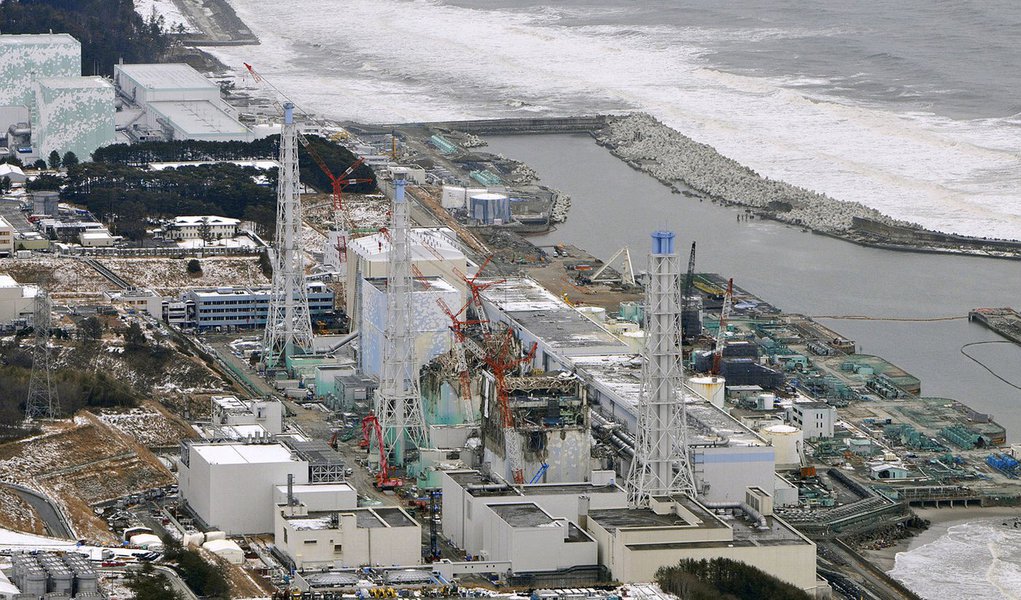 Primeiro reator nuclear foi reativado no Japão, mais de quatro anos depois do acidente na central de Fukushima, que suspendeu a atividade em todas as centrais do país desde setembro de 2013; "O reator número 1 da central de Sendai – a 1 mil quilômetros a sudoeste de Tóquio – foi religado às 10h30 locais (22h30 de ontem em Brasília), disse um porta-voz da empresa Kyushu Electric Powe; tremor de magnitude 9 na escala Richter e consequente tsunami, em 11 de março de 2011, deixaram mais de 18 mil mortos e desaparecidos e causaram na central de Fukushima Daiichi o pior acidente nuclear desde Chernobil, na Ucrânia, em 1986