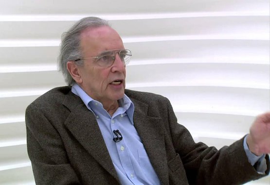 Colunista Janio de Freitas descarta a ideia de que o Brasil se divide agora na disputa eleitoral; segundo ele, o país é dividido desde que se tornou país; ele cita a Revolução de 1930, que contrapunha a riqueza dominada por São Paulo-Minas ao restante do país e a ditadura; e, mais do que isso, menciona a tentativa de manipulação da Veja no resultado eleitoral com sua reportagem sem provas contra a presidente Dilma Rousseff 