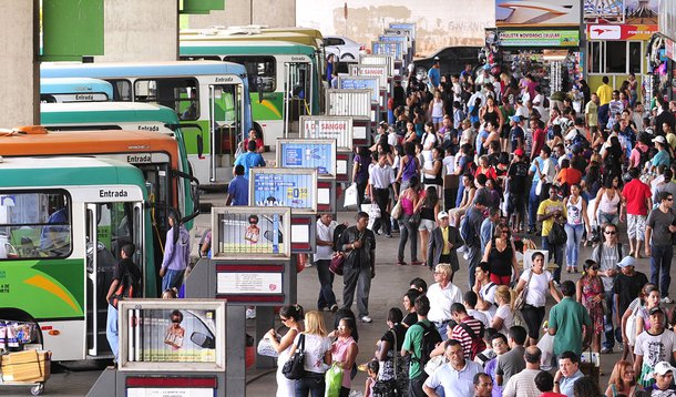 Os deputados distritais aprovaram um projeto do Executivo, que abre crédito suplementar no Orçamento do Distrito Federal no valor de R$ 52,8 milhões; s recursos serão utilizados para o pagamento dos subsídios de julho e agosto às empresas de ônibus que operam no sistema de transporte público coletivo; secretário de Mobilidade do GDF, Carlos Tomé adiantou que até setembro será necessário um novo pedido de suplementação orçamentária de cerca de R$ 116 milhões para cobrir os gastos até final do ano