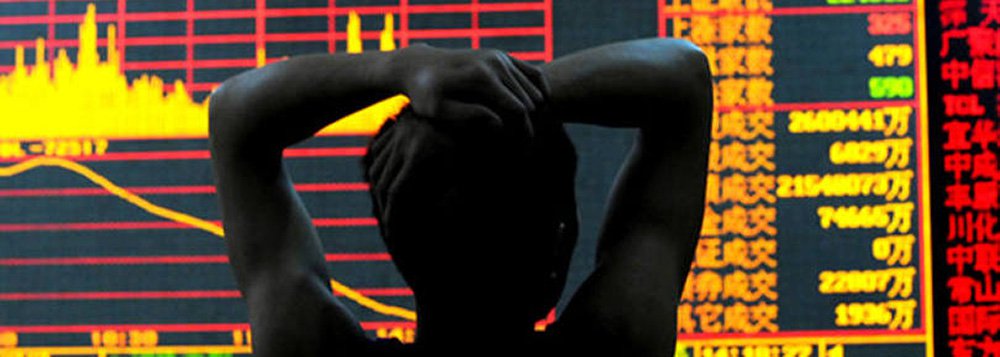 Principal índice de Xangai interrompeu oito rodadas de alta para registrar a segunda maior queda do ano e a oitava nos últimos 15 anos - enquanto o Japão alcançou o seu melhor desempenho em 27 anos; declínio na China coincide, em parte, com a notícia de que Central Huijin, uma subsidiária do fundo soberano do gigante asiático, cortou sua participação na ICBC e CBC, duas das maiores empresas do país