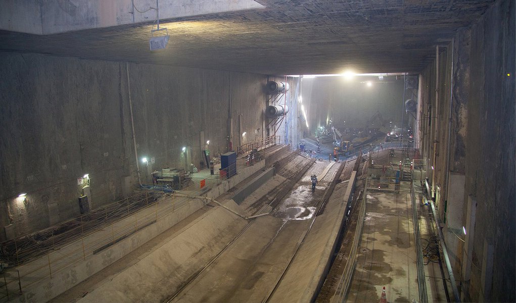 Mesmo com a paralisação de cinco meses das perfurações da Linha 4 do Metrô, o consórcio responsável pela obra informou que a inauguração do serviço de transporte está mantida para o primeiro semestre de 2016; a perfuração do solo com a máquina "tatuzão" foi suspensa, em maio deste ano, depois que houve o afundamento de um trecho da Rua Barão da Torre, em Ipanema, zona sul da cidade do Rio de Janeiro