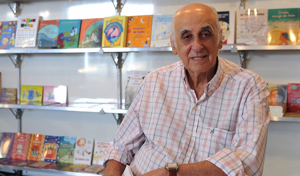 O escritor e jornalista Zuenir Ventura disse que já procurou entender, mas não chegou a uma conclusão sobre o crescimento do interesse dos jovens pela leitura. Ao visitar estande da Submarino, loja virtual de venda de livros, na 16ª Bienal do Livro, no Riocentro, ele acrescentou que a explicação pode estar na evolução da literatura de entretenimento, por onde os adolescentes começam a se interessar pela literatura