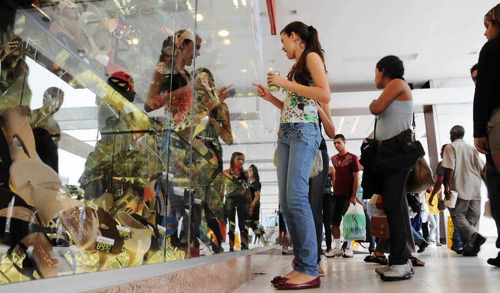 As vendas do comércio lojista na cidade do Rio cresceram 6,2% em maio na comparação com mesmo período do ano passado, de acordo com a pesquisa Termômetro de Vendas divulgada pelo Centro de Estudos do Clube de Diretores Lojistas do Rio de Janeiro (CDLRio), que abrange cerca de 500 estabelecimentos comerciais; na comparação com abril, o aumento chegou a 0,2% no mês retrasado; no acumulado dos primeiros cinco meses do ano em relação ao mesmo período de 2013, as vendas cresceram 6%