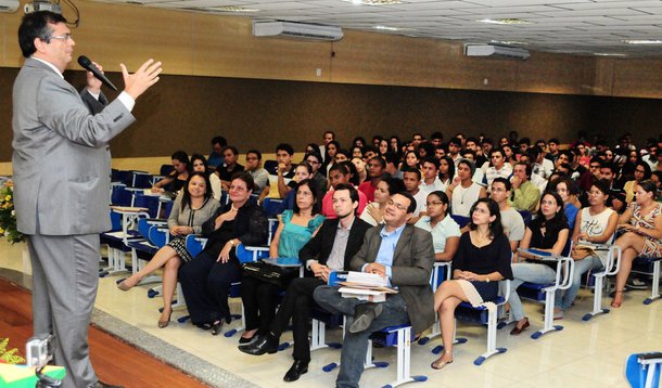 Governador do Maranhão, Flávio Dino (PC do B) defendeu a necessidade de financiamento público de campanhas eleitorais como uma das medidas para superar a atual crise política no País; em palestra na aula inaugural do Curso de Direito da UFMA, o gestor afirmou que a grave crise de credibilidade na política não atinge apenas a presidente Dilma, mas sim todos os políticos; "O financiamento público vai garantir a pessoa de boa índole, com boas ideias, participar da atividade política sem precisar sucumbir ao poder econômico", complementou