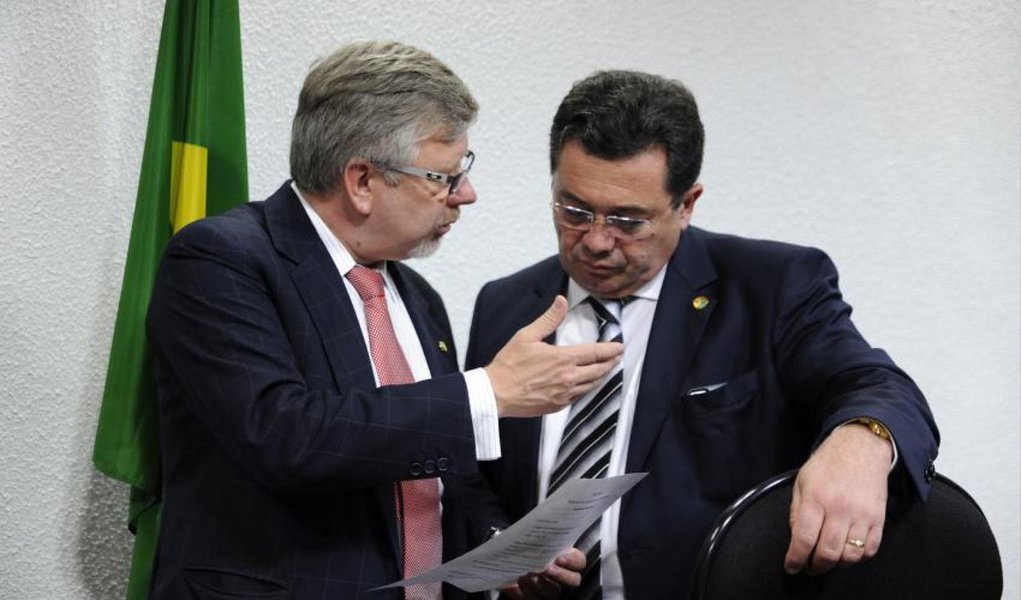 Acordo firmado entre governistas e oposicionistas impediu a votação de requerimentos de convocação de pessoas ligadas a partidos políticos; havia requerimentos para convocação do presidente do PSDB, senador Aécio Neves (MG), de outros membros do partido e de tesoureiros de outras legendas, como o do PT, João Vaccari Neto