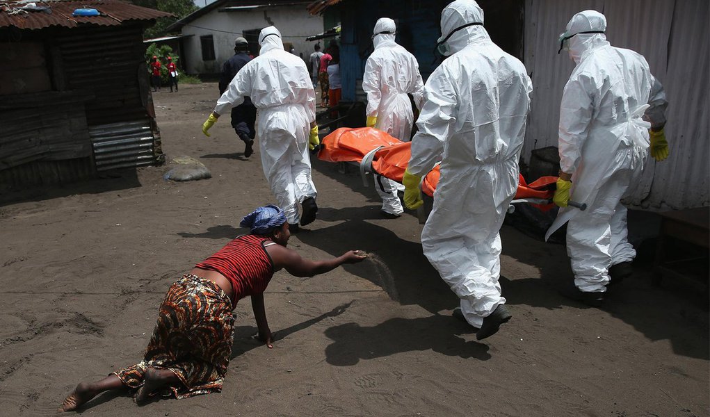 Relatório da Organização Mundial da Saúde (OMS), divulgado nesta quarta-feira, 24, mostra que o número global de mortos pelo vírus Ebola subiu para 7.588, dos 19.497 casos confirmados da epidemia, que já dura um ano e atinge principalmente a África Ocidental; vírus ainda está se espalhando intensamente em Serra Leoa, com 315 novos casos confirmados apenas na última semana