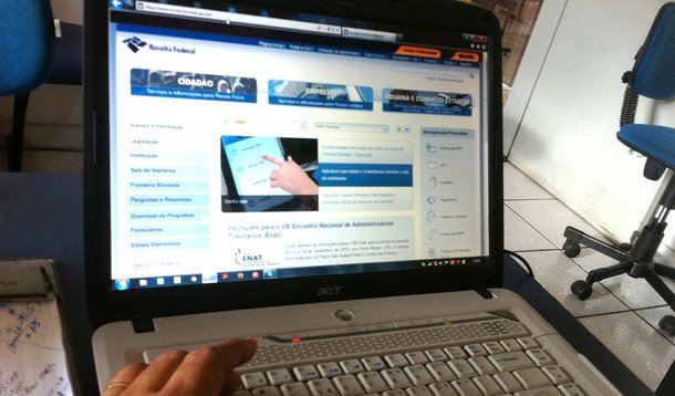 Ao todo, 1.495.850 contribuintes terão direito à restituição no primeiro lote, com correção de 1,9%, totalizando mais de R$ 2,3 bilhões; foram incluídas também restituições dos exercícios de 2008 a 2014 de 10.078 contribuintes, que foram retiradas da malha fina, elevando para R$ 2,4 bilhões o valor total de liberações