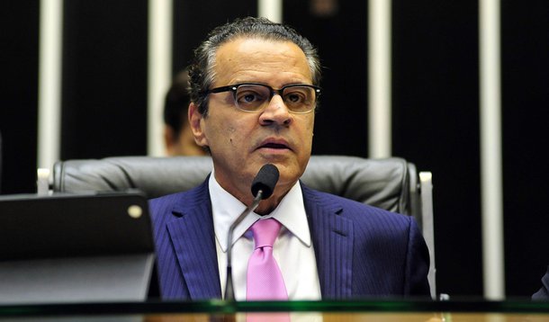 Presidente da Câmara, Henrique Eduardo Alves (PMDB) afirmou que se o deputado licenciado do PT resolver renunciar, ele acatará a decisão, com efeito imediato, o que significa a posse do suplente, mas que o processo por quebra de decoro no Conselho de Ética terá continuidade