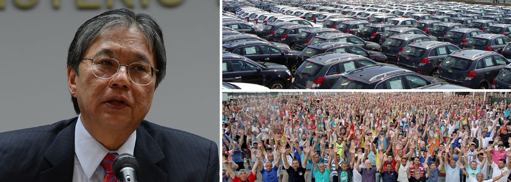 Usando expressões como "bastante ruim" e "queda substancial" nas vendas em fevereiro, o presidente da Associação dos Fabricantes de Veículos (Anfavea), Luiz Moan, disse que a situação da indústria automotiva está pior do que o previsto; "Nós já esperávamos um primeiro trimestre extremamente difícil, mas confesso que está mais difícil do que estávamos prevendo"; produção caiu 28,9% neste mês; empregados são os primeiros afetados; entre fevereiro de 2014 e o mês passado, o saldo de demissões já chega a 13.816; para Moan, o setor brasileiro de veículos ainda tem excedente de pessoal "bastante forte"; "Esperamos que o governo decida o quanto antes as medidas de ajuste fiscal para que tenhamos um segundo semestre de certo equilíbrio", disse 