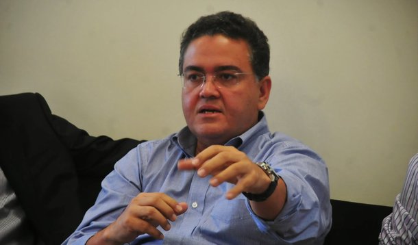 Senador Roberto Rocha (PSB-MA) apresentou projeto de lei de sua autoria que será incluído no pacote de propostas anunciadas pelo presidente do Senado, Renan Calheiro, para discussão da reforma política; parlamentar sugere perda de mandato em razão de desfiliação partidária sem justa causa; "Nós apresentamos uma proposta com o intuito de fechar essa janela e abrir outra, que permite um momento muito mais democrático para os detentores de mandato eletivo serem julgados pelo povo"
