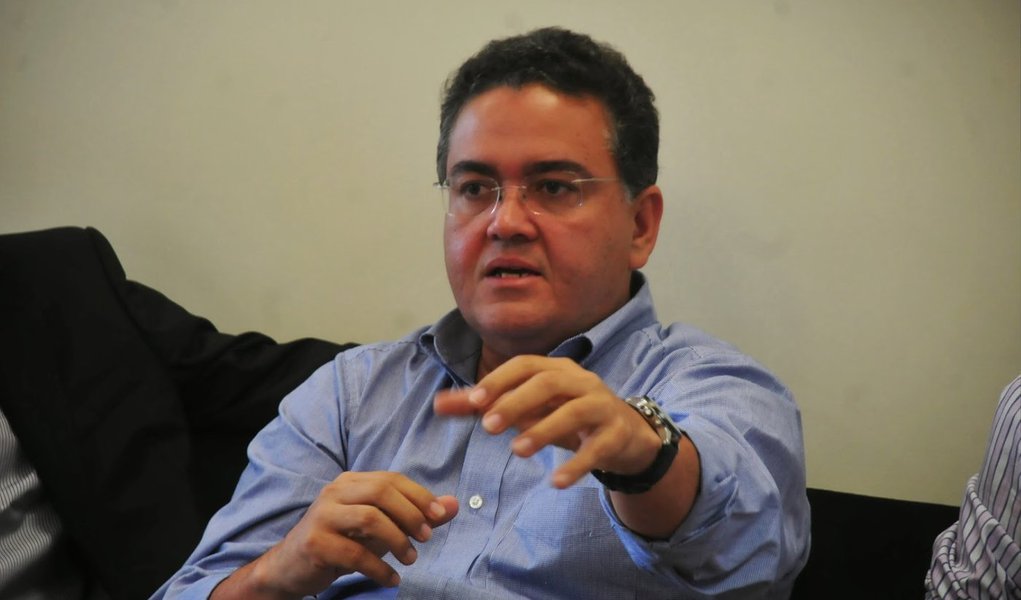 Senador Roberto Rocha (PSB-MA) apresentou projeto de lei de sua autoria que será incluído no pacote de propostas anunciadas pelo presidente do Senado, Renan Calheiro, para discussão da reforma política; parlamentar sugere perda de mandato em razão de desfiliação partidária sem justa causa; "Nós apresentamos uma proposta com o intuito de fechar essa janela e abrir outra, que permite um momento muito mais democrático para os detentores de mandato eletivo serem julgados pelo povo"