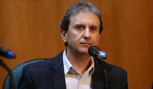 O  Supremo Tribunal Federal adiou para esta quinta (27) decisão sobre pedido para anular os acordos de colaboração com a Justiça do doleiro Alberto Youssef, principal delator do esquema de corrupção investigado pela Operação Lava Jato; o julgamento começou nesta quarta (26), mas, diante do empate de 5 a 5 na votação, a conclusão foi adiada; a validade das delações de Youssef é questionada pela defesa de Erton Medeiros, executivo da Galvão Engenharia, que cumpre prisão domiciliar; ele pediu que o acordo de delação premiada seja anulado, porque Youssef quebrou as regras do termo de colaboração na investigação do Caso Banestado