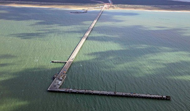 Antigo braço logístico do Grupo EBX, pertencente ao empresário Eike Batista, hoje com apenas 20% da empresa, a LLX informou que irá manter o cronograma de obras no Porto do Açu, em São João da Barra, no norte fluminense, "basicamente da maneira como foi concebido";  terminal TX1, usado para minérios, deve ficar pronto entre o fim de 2014 e o início de 2015; já o canal em que funcionará o terminal TX2, que deve ser usado principalmente por empresas da cadeia petrolífera, já deve ter as primeiras duas companhias em operação no fim deste ano