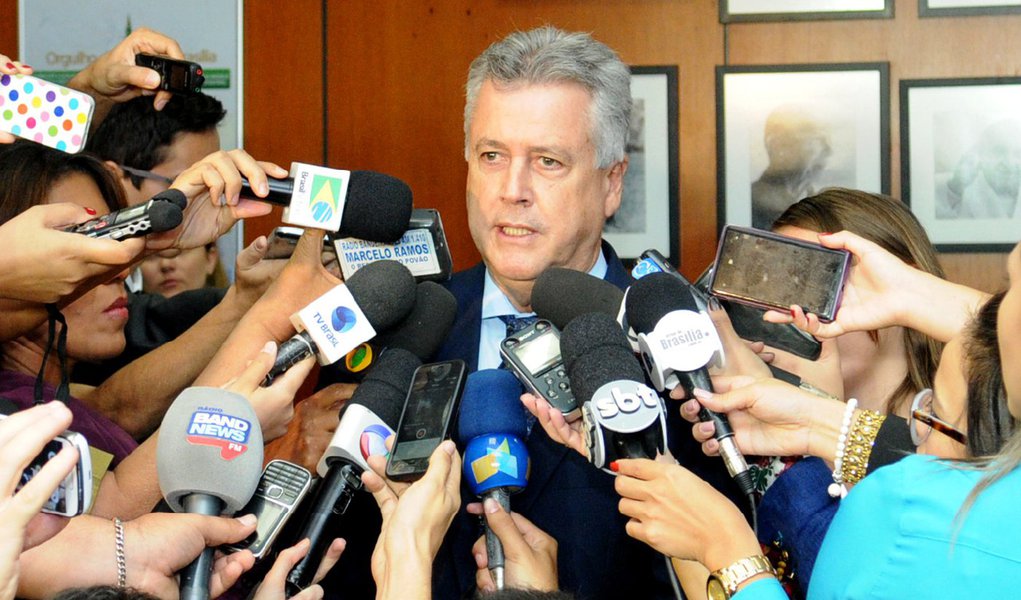 Governador do Distrito Federal, Rodrigo Rollemberg vetou um projeto que sugere a proibição de aplicativos como o Uber em Brasília; a Procuradoria-Geral do Distrito Federal identificou vícios de iniciativa na proposta do deputado distrital Rodrigo Delmasso (PTN); a decisão do chefe do Executivo é acompanhada da criação de uma comissão que, constituída por vários órgãos do governo, estudará a possibilidade de regulamentação do serviço de transporte particular solicitado pela internet