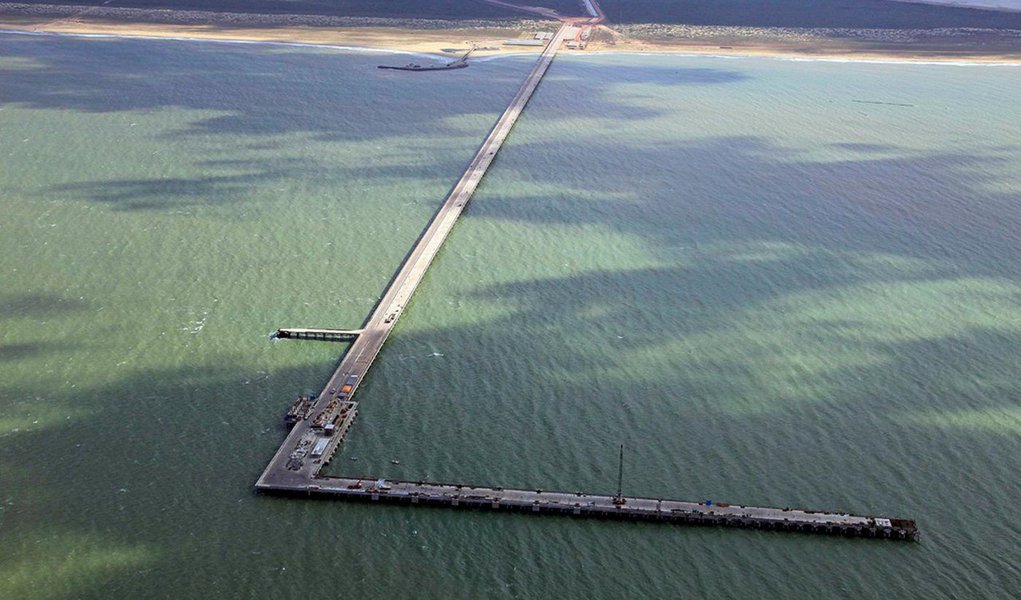 Antigo braço logístico do Grupo EBX, pertencente ao empresário Eike Batista, hoje com apenas 20% da empresa, a LLX informou que irá manter o cronograma de obras no Porto do Açu, em São João da Barra, no norte fluminense, "basicamente da maneira como foi concebido";  terminal TX1, usado para minérios, deve ficar pronto entre o fim de 2014 e o início de 2015; já o canal em que funcionará o terminal TX2, que deve ser usado principalmente por empresas da cadeia petrolífera, já deve ter as primeiras duas companhias em operação no fim deste ano