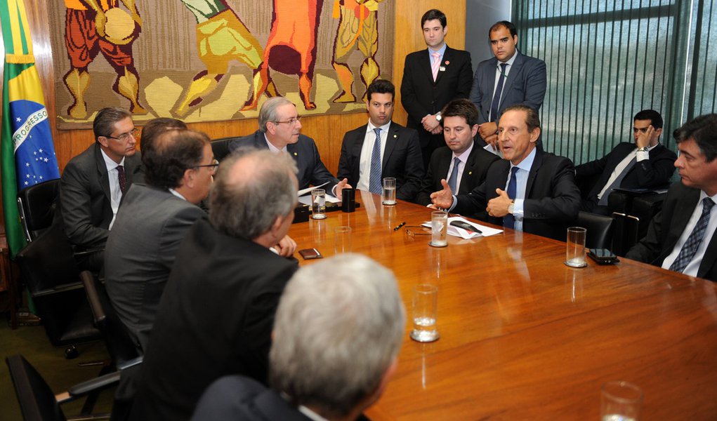 Em passagem por Brasília, Paulo Skaf, o presidente da Federação das Indústrias de São Paulo (Fiesp), levou ao vice-presidente da República, Michel Temer, e ao presidente da Câmara, Eduardo Cunha (PMDB) a preocupação dos empresários com a chamada pauta bomba em votação na casa: “Hoje a grande crise é a crise política que contamina a economia. O Brasil não merece isto que está acontecendo”, disse; ele se reuniu com parlamentares a fim de defender a alteração, pelo Senado, no projeto de reoneração das folhas de pagamento aprovado pela Câmara