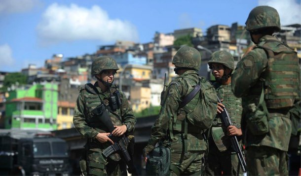O governo federal decidiu prorrogar a permanência do Exército no Complexo da Maré, na zona norte da cidade do Rio de Janeiro; as Forças Armadas ocuparam o conjunto de favelas no início de abril e, inicialmente, ficariam na Maré apenas até o dia 31; no entanto, ainda não está definido até quando o Exército ficará no local
