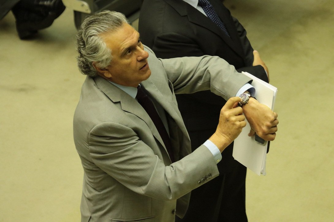 Caiado desrespeita lei eleitoral e é condenado