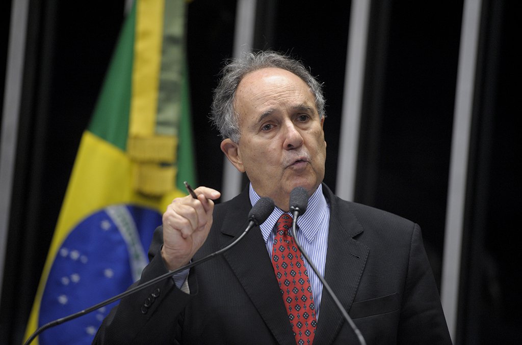A quem Cristovam Buarque pensa que engana?