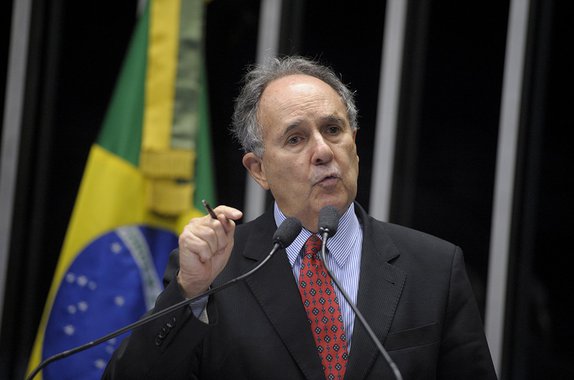 A quem Cristovam Buarque pensa que engana?