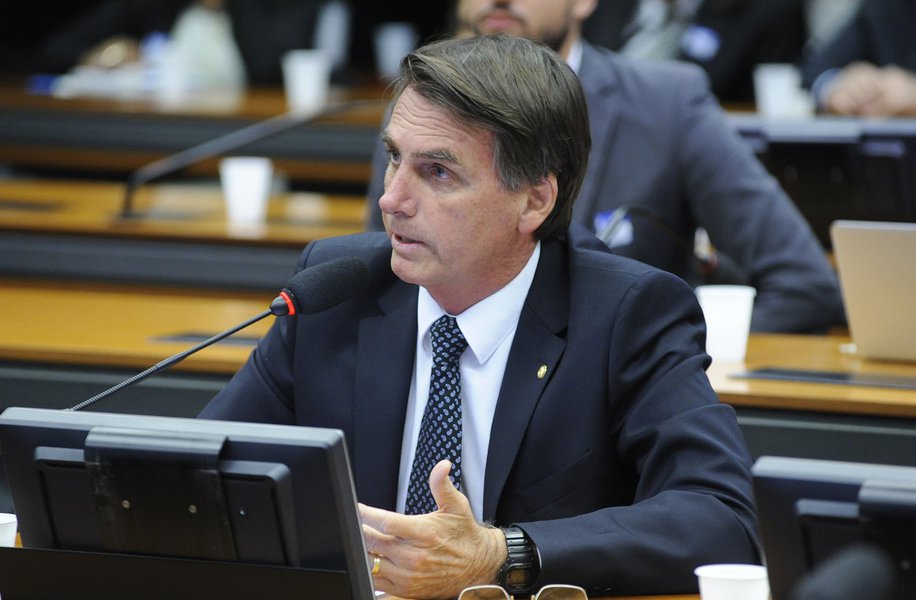 Bíblias do mercado começam a abandonar Bolsonaro