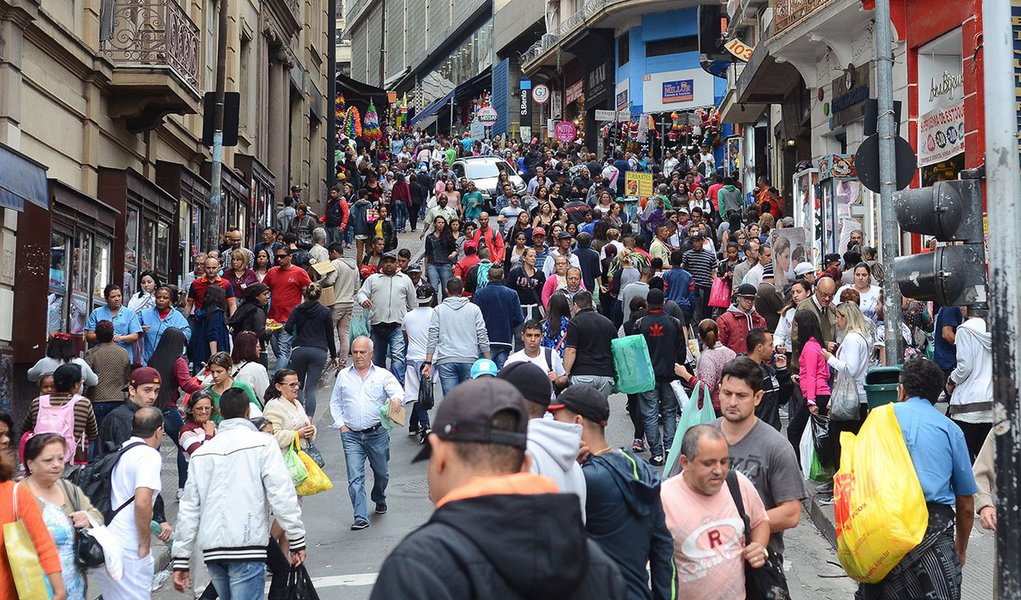 13º injeta R$ 211 bilhões na economia, mas natal será morno