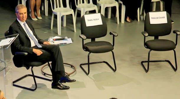 Caiado e Daniel fogem de debate e são alvos de críticas